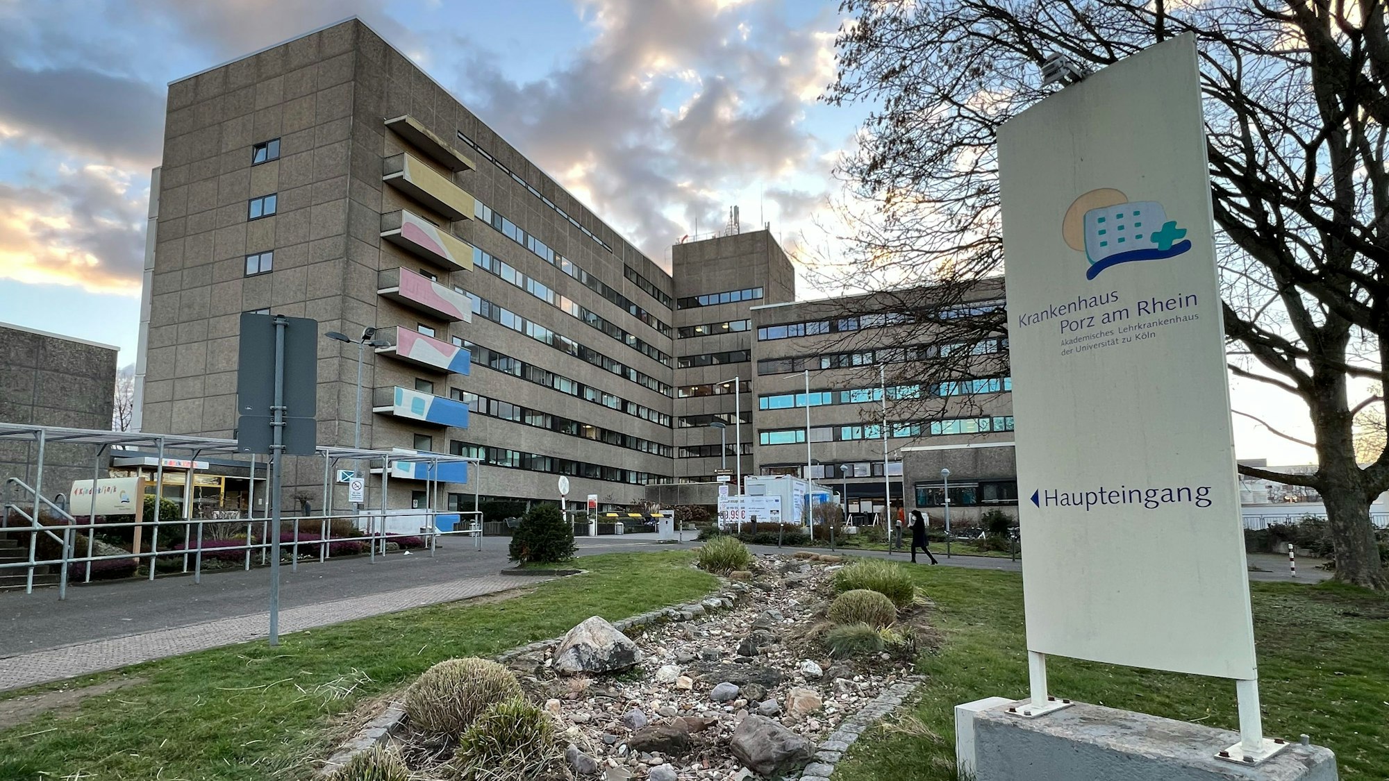 Die Außenansicht des Krankenhauses in Porz.