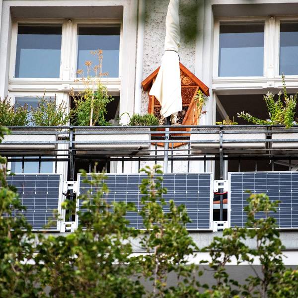 Eine Photovoltaik-Anlage ist an einem Balkon angebracht.