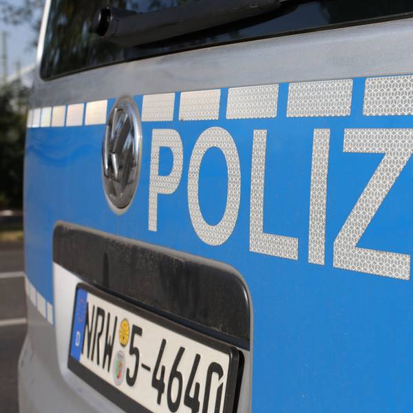 Rückseite eines Polizeiautos mit der Aufschrift „Polizei“.