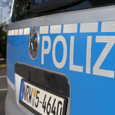 Rückseite eines Polizeiautos mit der Aufschrift „Polizei“.