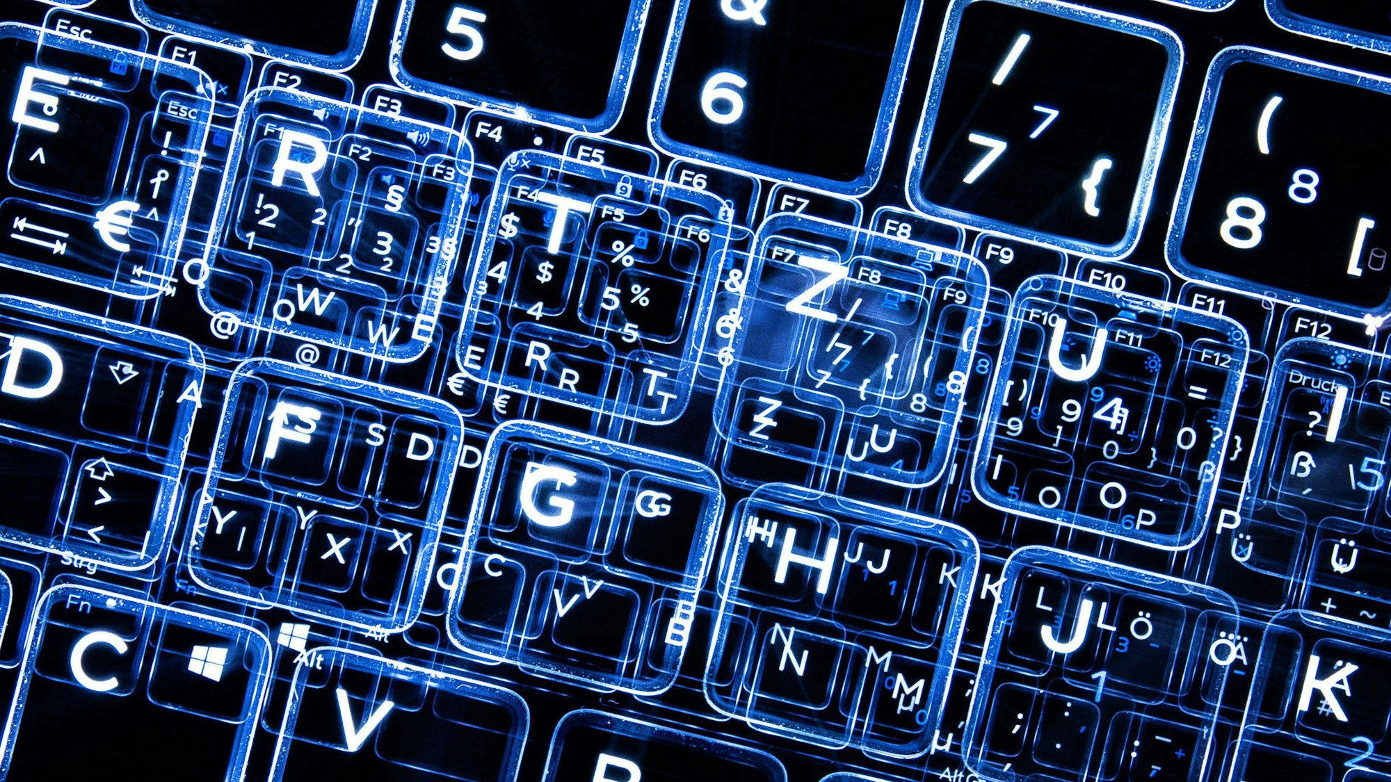 Tasten einer beleuchteten Computertastatur (Aufnahme mit Zoomeffekt).