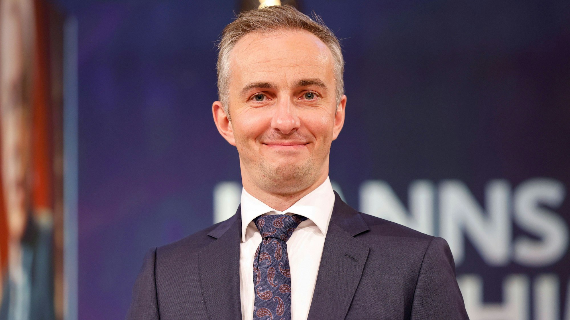 Jan Böhmermann schaut in die Kamera.