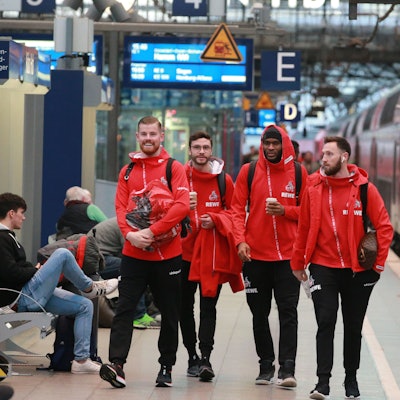Marco Höger (v.r.), Tony Modeste, Jonas Hector und Timo Horn warten im Dezember 2019 am Kölner Hauptbahnhof auf die Abfahrt des ICE zum Auswärtsspiel nach Frankfurt.