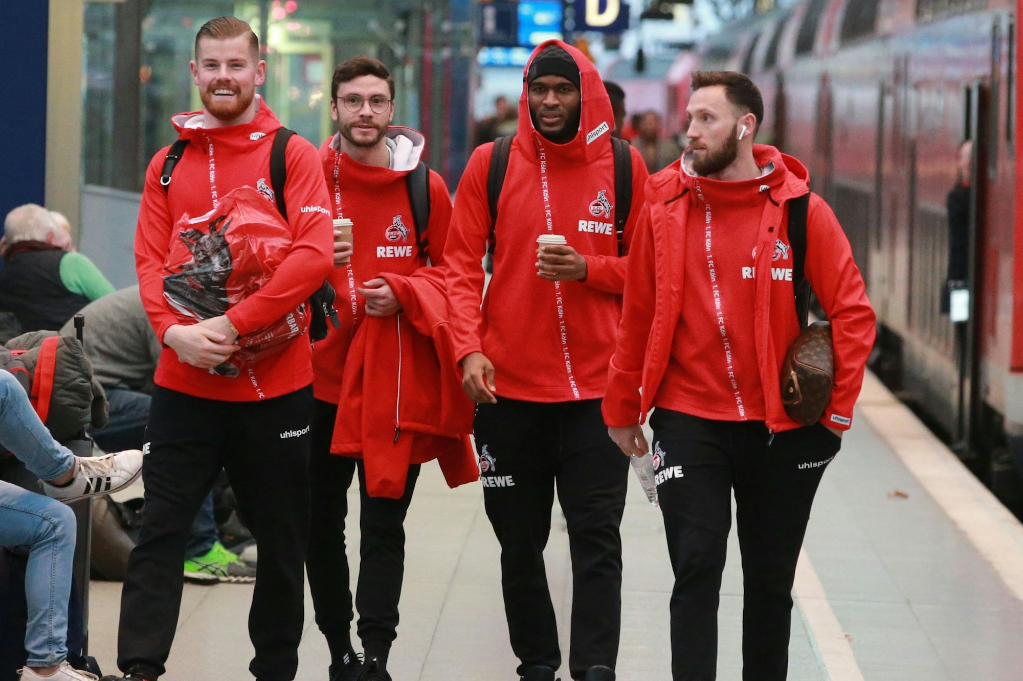 Marco Höger (v.r.), Tony Modeste, Jonas Hector und Timo Horn warten im Dezember 2019 am Kölner Hauptbahnhof auf die Abfahrt des ICE zum Auswärtsspiel nach Frankfurt.