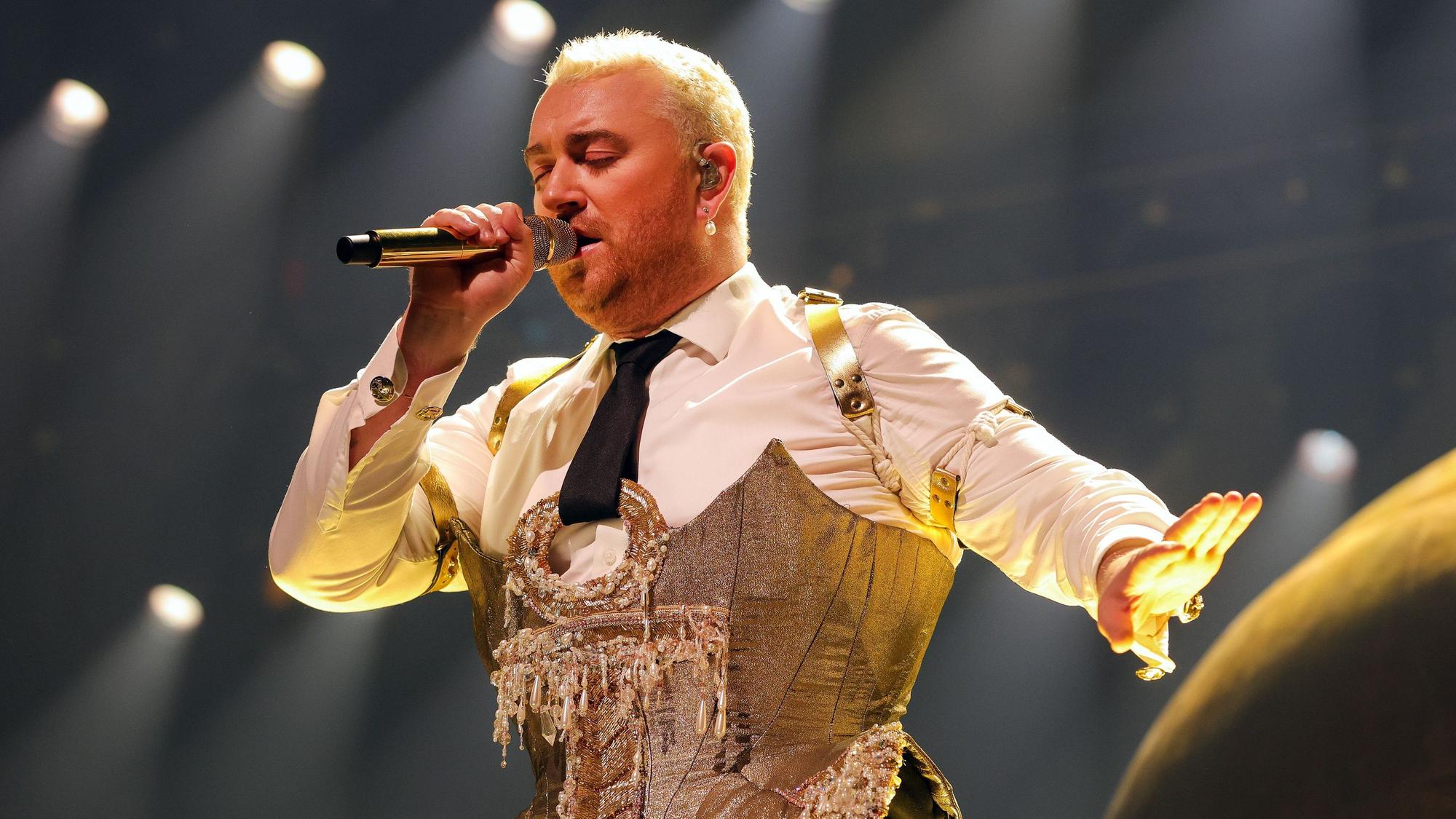 Sam Smith auf der Bühne in der Lanxess-Arena.