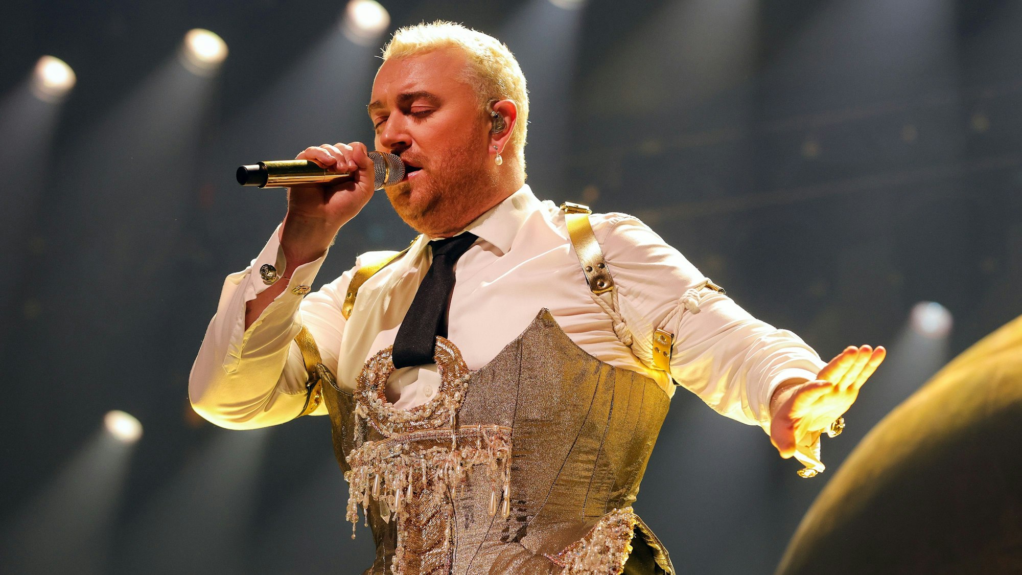Sam Smith auf der Bühne in der Lanxess-Arena.