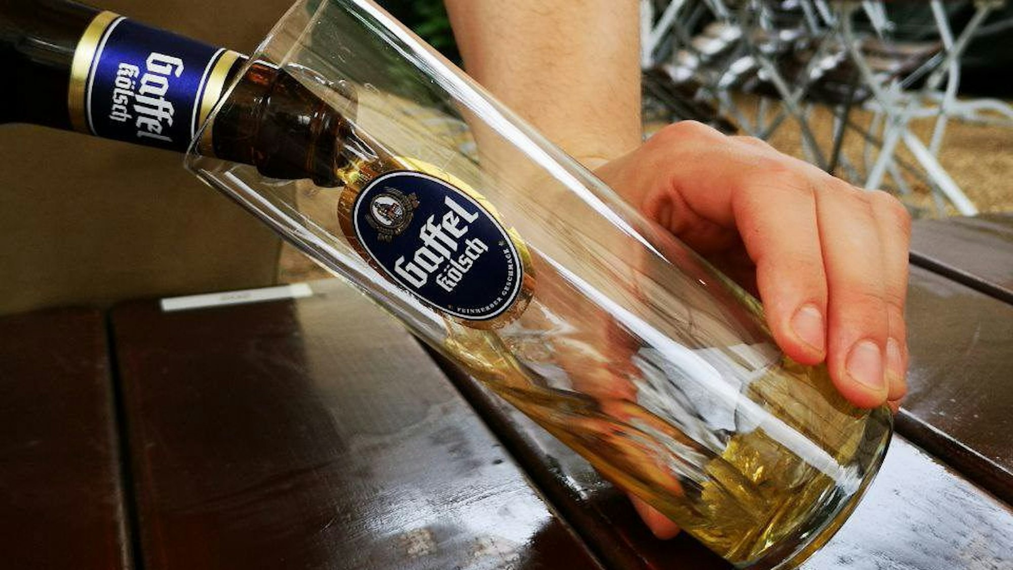 Damit die Übung nicht fehlt, schenkt Auszubildender Markus Gaßen vom Brühler Wirtshaus am Schloss schon einmal das erste Kölsch ein, bevor es heute richtig losgeht.