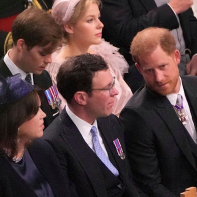 Prinz Harry (r) unterhält sich vor der Krönung von König Charles III. mit Prinzessin Eugenie (l) und deren Ehemann Jack Brooksbank.