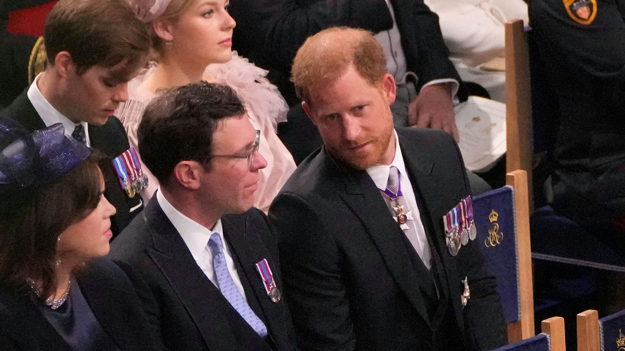 Prinzessin Eugenie, Jack Brooksbank und Prinz Harry (von links) bei der Krönungszeremonie von König Charles III. und Königin Camilla in der Westminster Abbey.