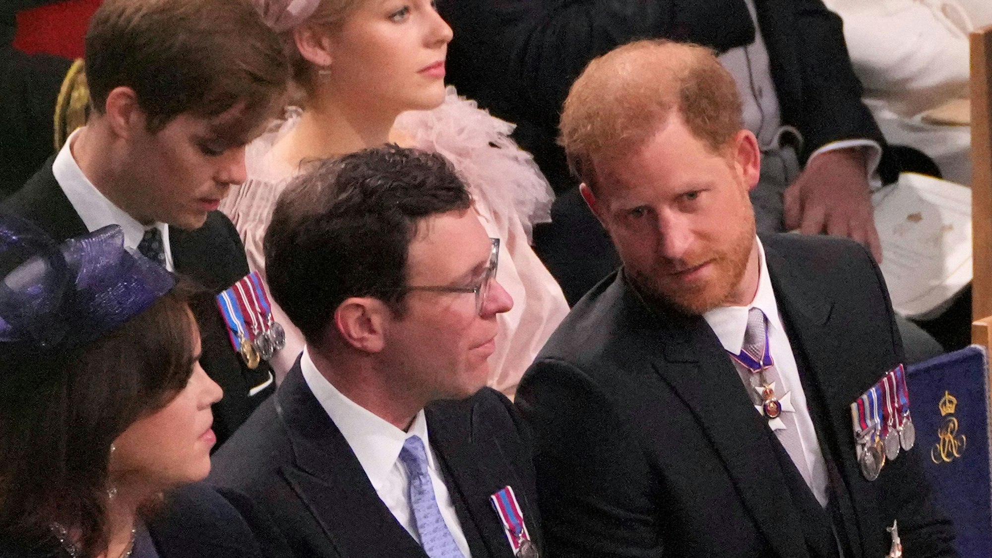 Prinz Harry (r) unterhält sich vor der Krönung von König Charles III. mit Prinzessin Eugenie (l) und deren Ehemann Jack Brooksbank.