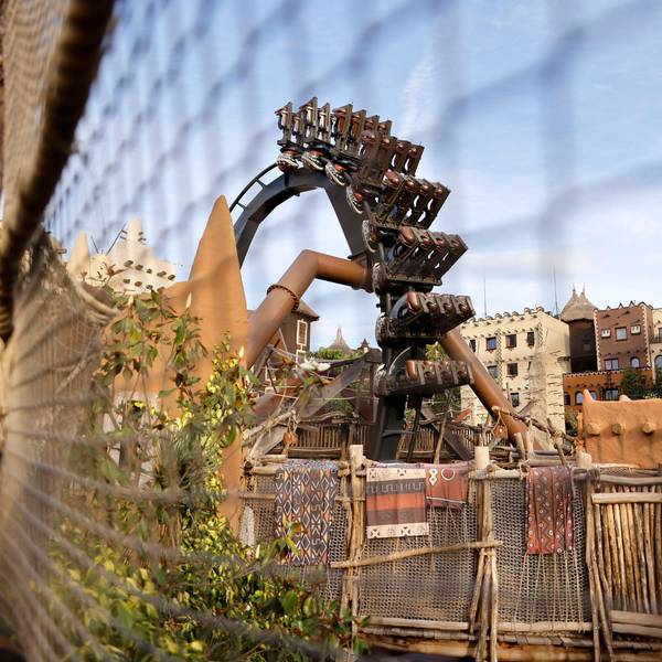 Der Adventure Trail führt im Phantasialand durch die Afrika-Themenwelt. Hinten ist die Achterbahn Black Mamba zu sehen.
