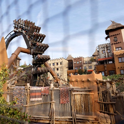 Der Adventure Trail führt im Phantasialand durch die Afrika-Themenwelt. Hinten ist die Achterbahn Black Mamba zu sehen.