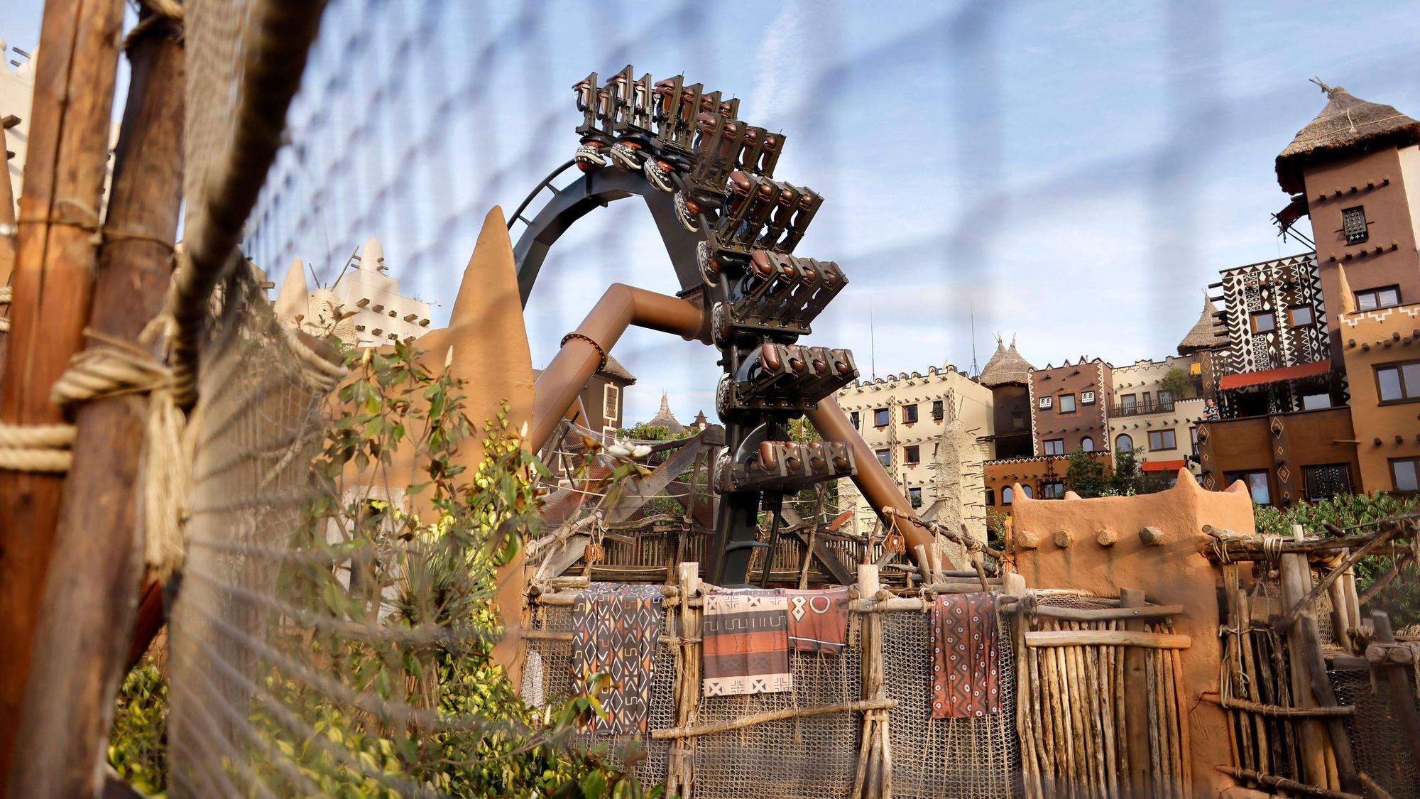 Der Adventure Trail führt im Phantasialand durch die Afrika-Themenwelt. Hinten ist die Achterbahn Black Mamba zu sehen.