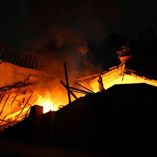 Feuer brennt in der Wohnung eines Kommandanten des Islamischen Dschihad im nördlichen Gazastreifen nach israelischen Luftangriffen in Gaza-Stadt, am frühen Dienstag.