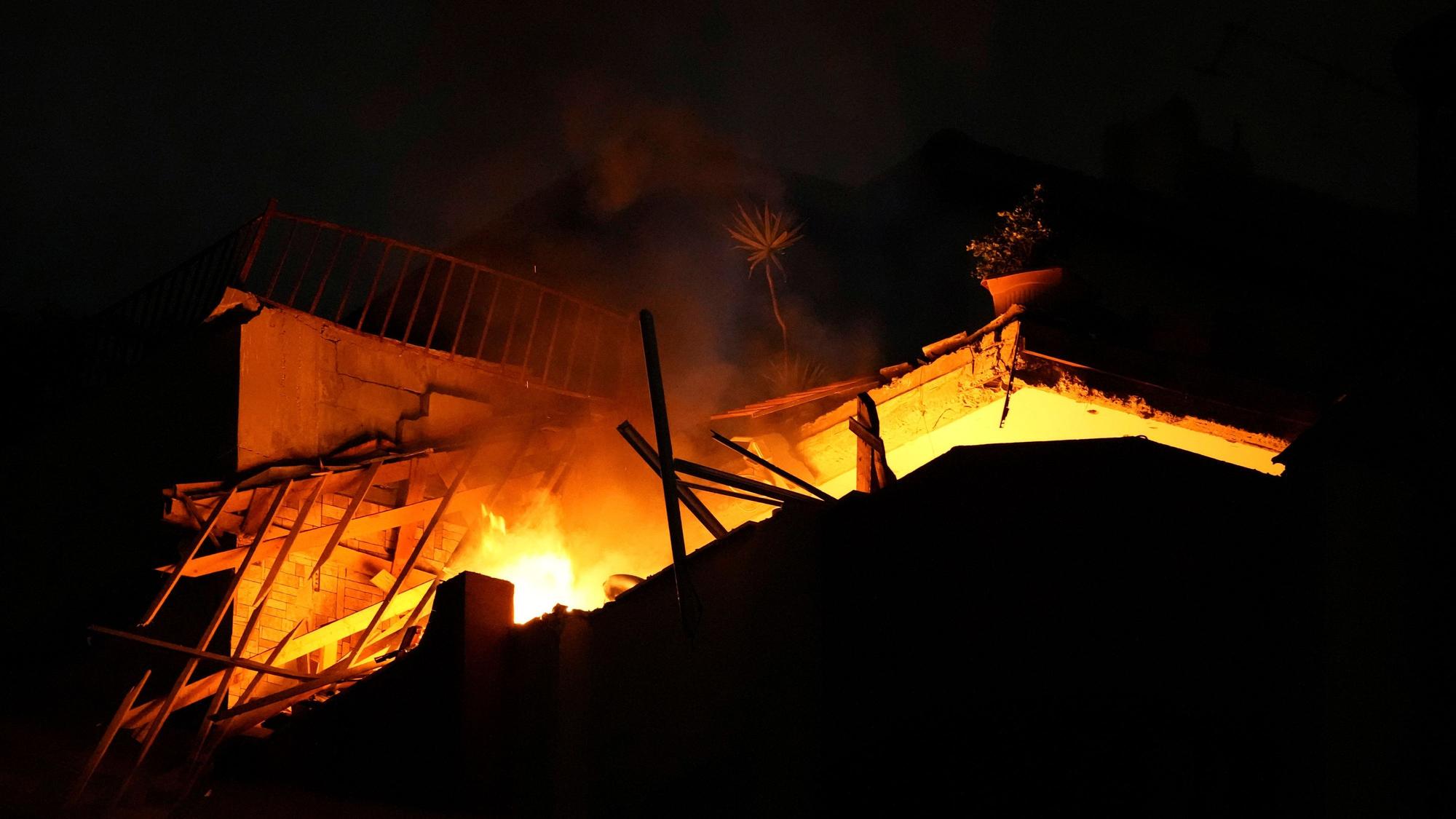 Feuer brennt in der Wohnung eines Kommandanten des Islamischen Dschihad im nördlichen Gazastreifen nach israelischen Luftangriffen in Gaza-Stadt, am frühen Dienstag.