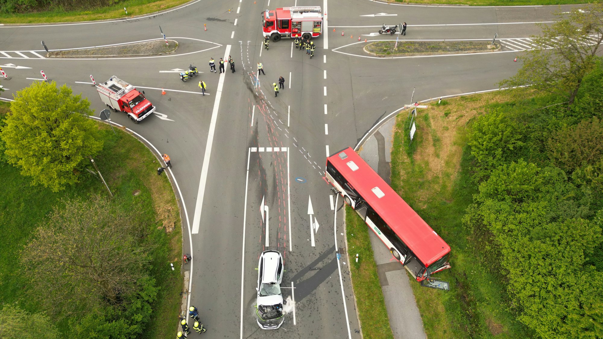 Wipperfürth. Unfall auf der B506 bei Lamsfuß zwischen Linienbus der Wupsi und Pkw.