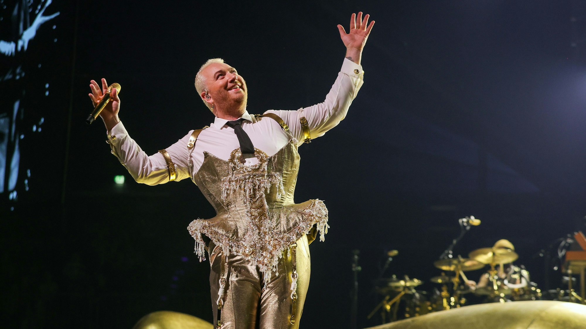 Sam Smith auf der Bühne in der Lanxess-Arena.