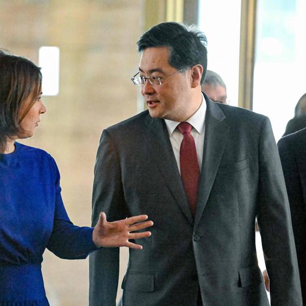 Der chinesische Außenminister Qin Gang im Gespräch mit seiner deutschen Amtskollegin Annalena Baerbock (Grüne)