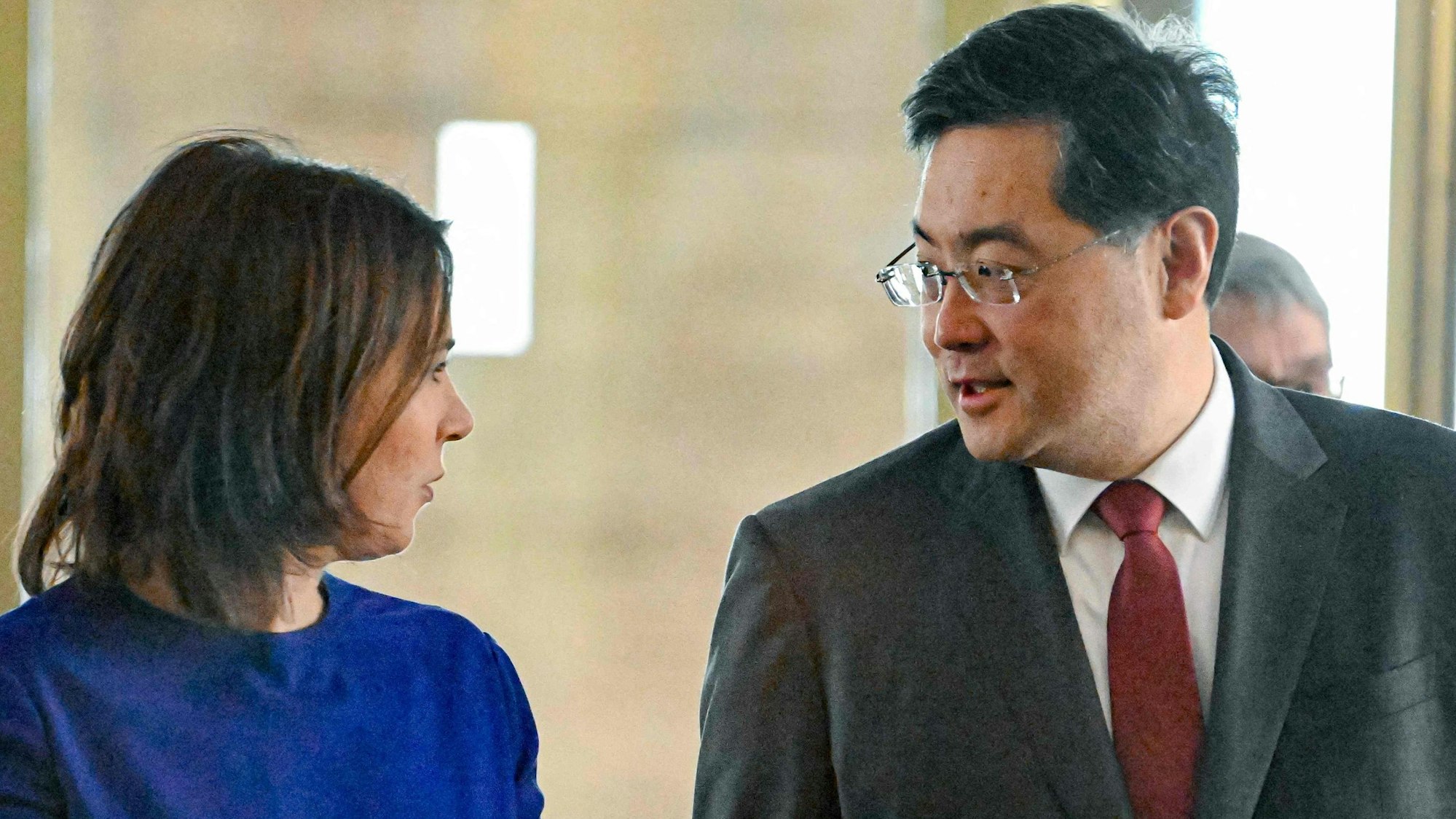 Der chinesische Außenminister Qin Gang im Gespräch mit seiner deutschen Amtskollegin Annalena Baerbock (Grüne)