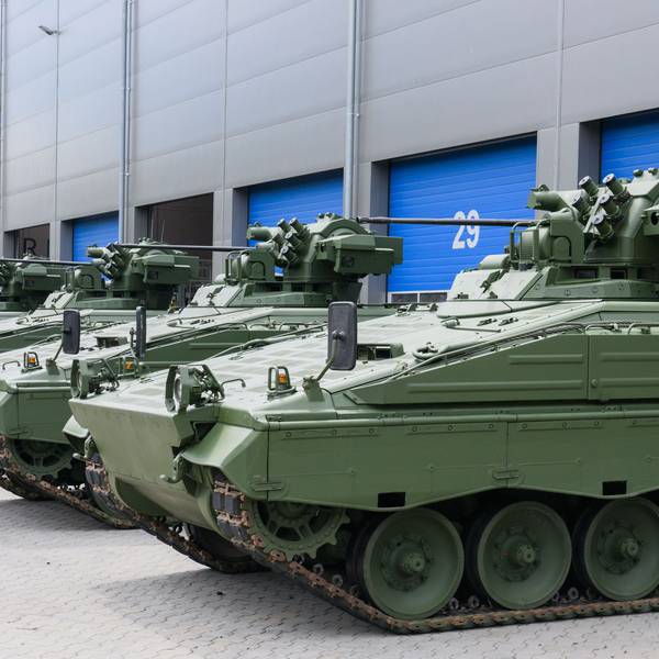 Wieder aufbereitete Marder-Schützenpanzer stehen vor einer Rheinmetall-Halle.