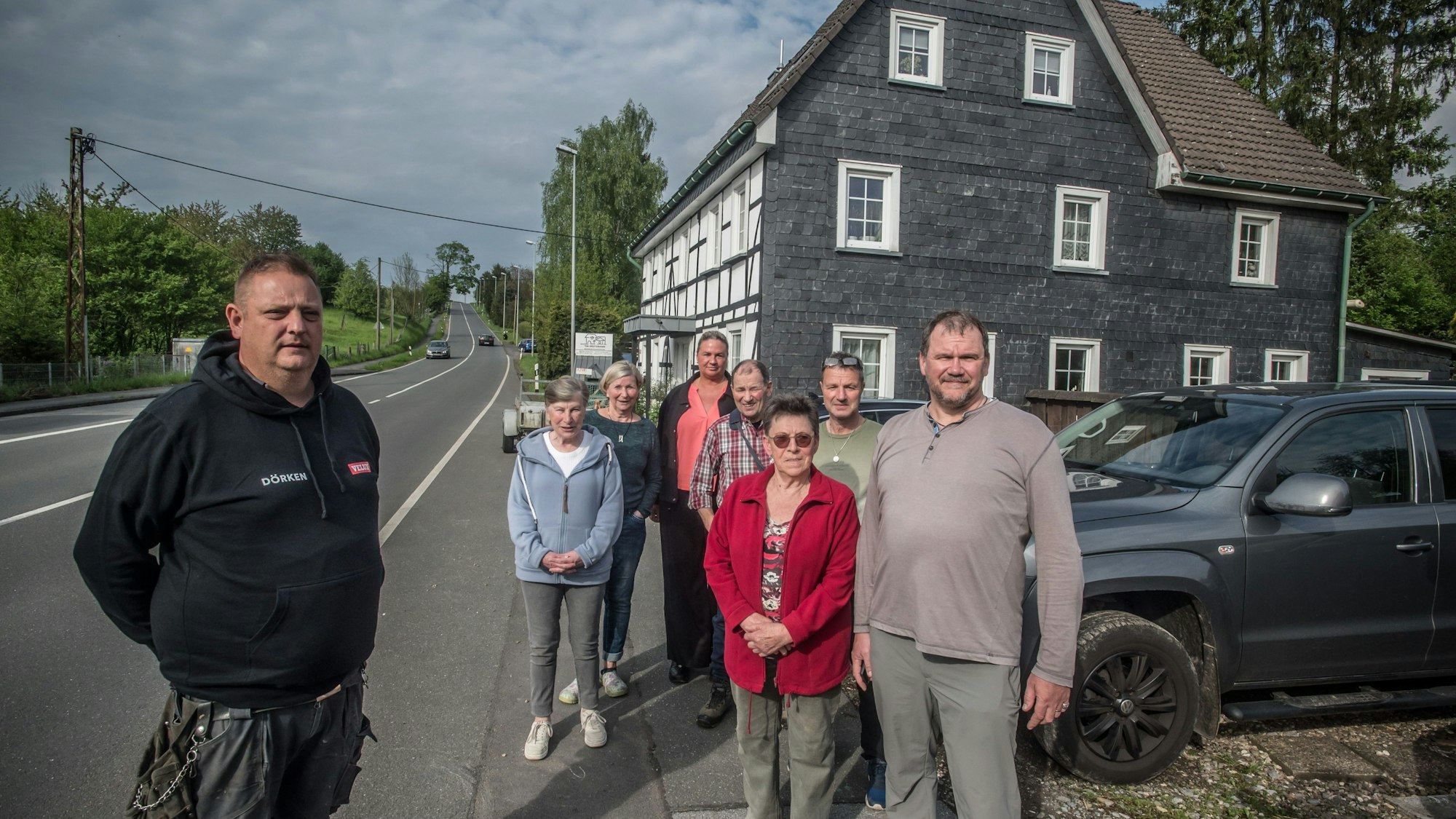 Nach dem Unfall vom Sonntag reicht es ihnen: Die Anwohner von Blechersiefen in Lev. Steinbüchel wollen einen beruhigten Verkehr. Foto: Ralf Krieger