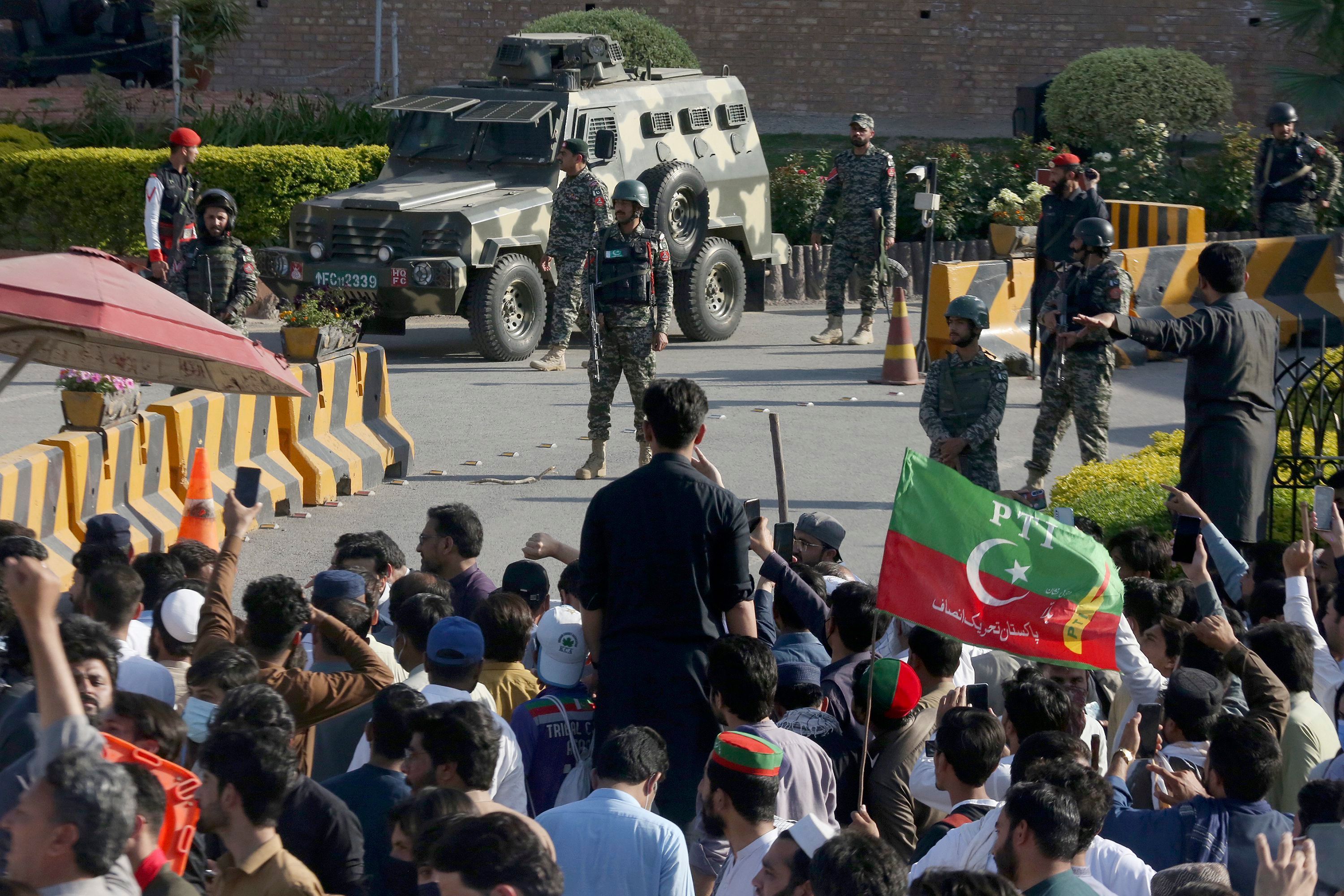 Paramilitärische Soldaten des Frontier Corps stehen Wache vor ihrem Hauptquartier, wo Anhänger des ehemaligen pakistanischen Premierministers Khan gegen die Verhaftung ihres Anführers protestieren.