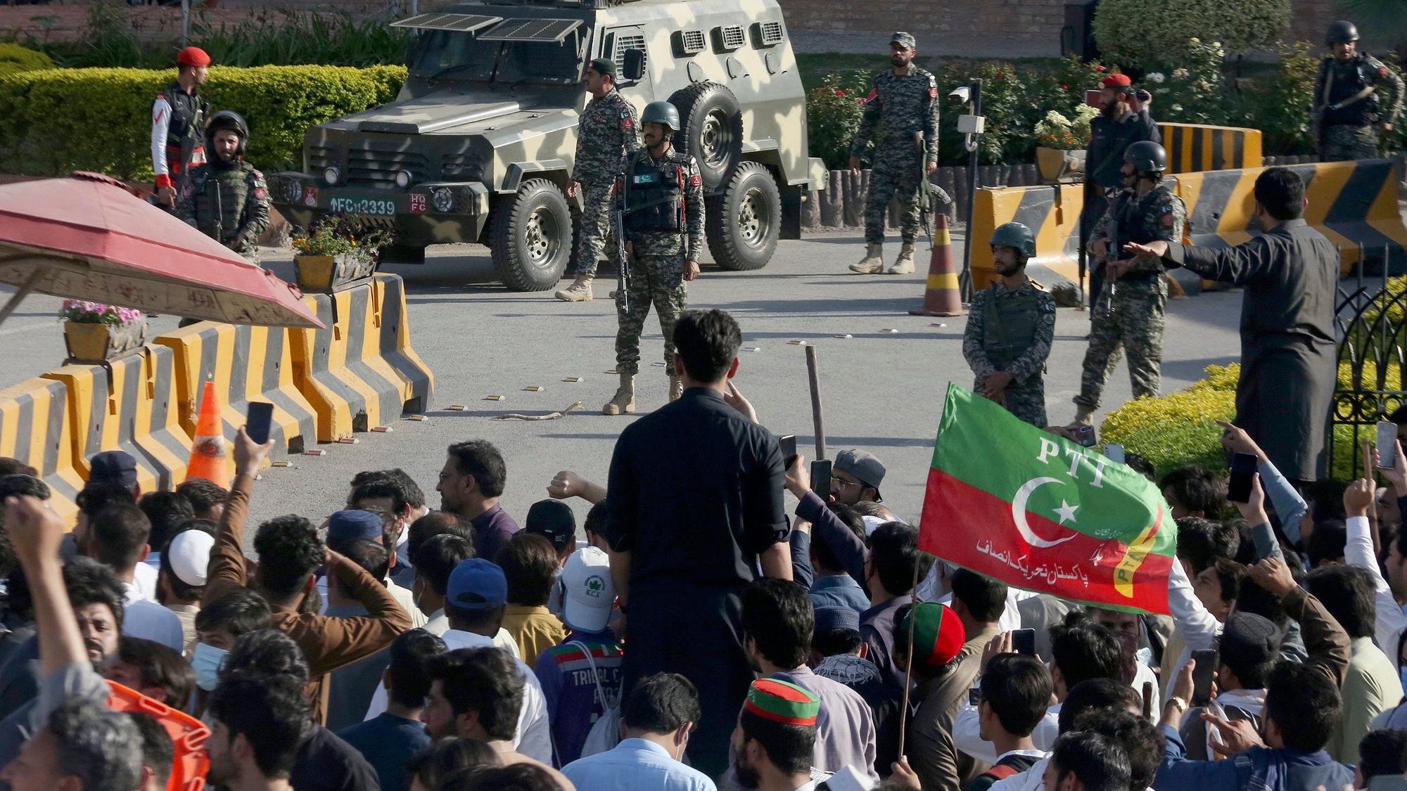 Paramilitärische Soldaten des Frontier Corps stehen Wache vor ihrem Hauptquartier, wo Anhänger des ehemaligen pakistanischen Premierministers Khan gegen die Verhaftung ihres Anführers protestieren.