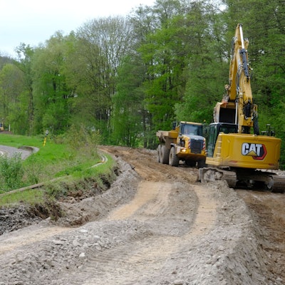 Beim Wiederaufbau der Eifelstrecke kommt schweres Material zum Einsatz.
