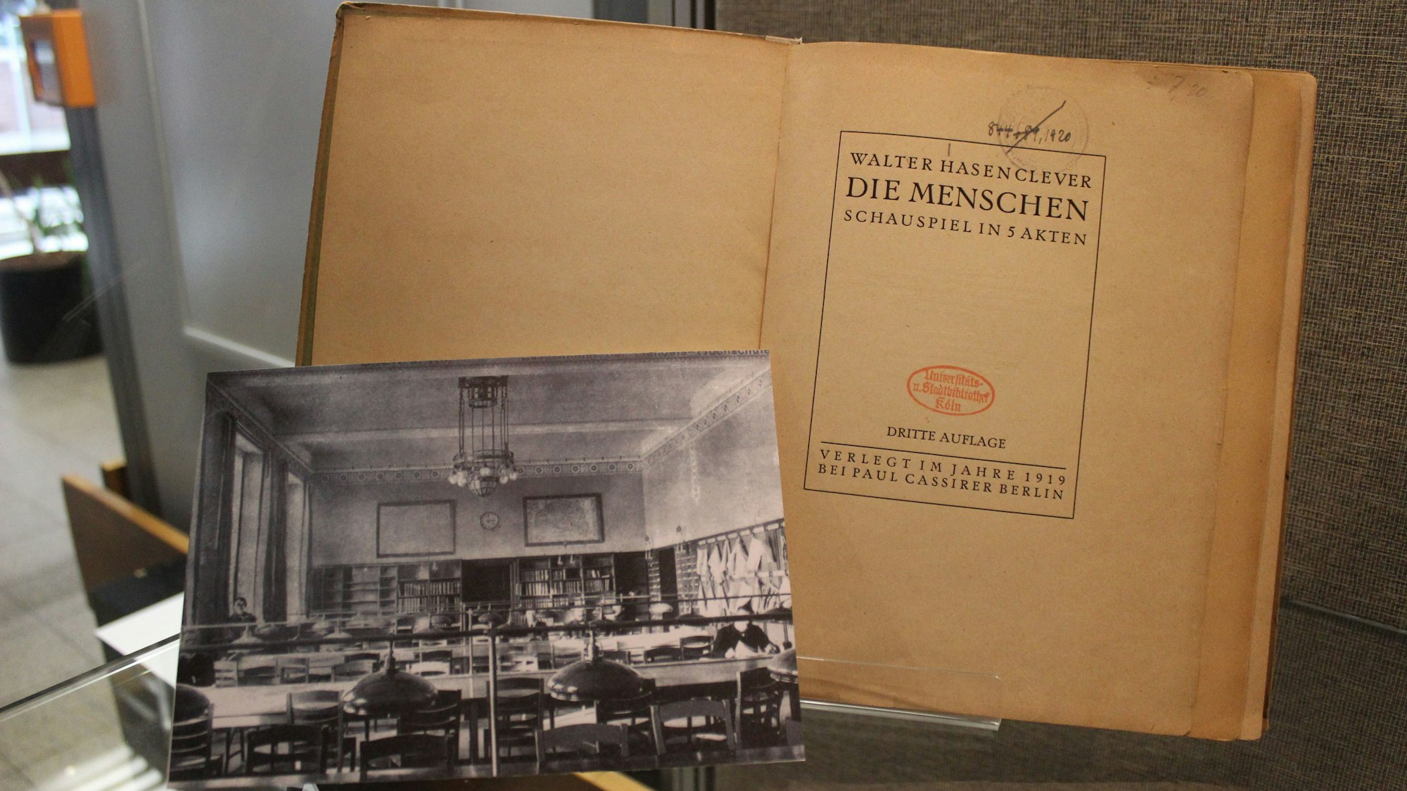 Exponate der Ausstellung mit einem Bild des Lesesaals der Alten Universität.