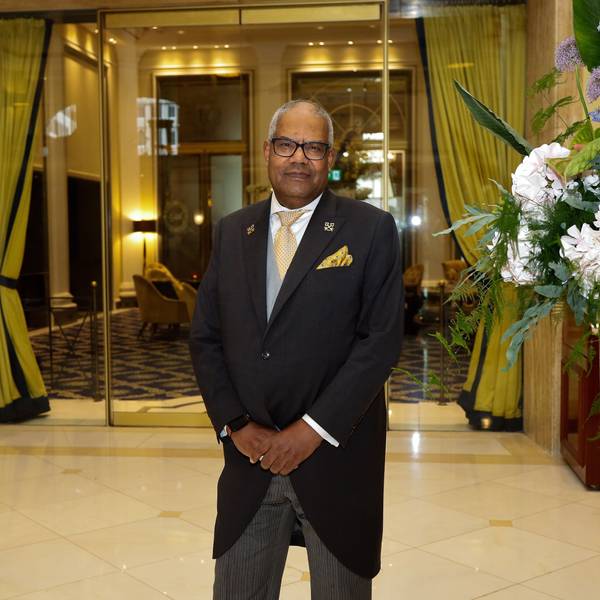 Chef-Concierge Youssef Belal steht in der Empfangshalle des Excelsior Hotel Ernst.