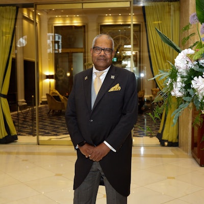 Chef-Concierge Youssef Belal steht in der Empfangshalle des Excelsior Hotel Ernst.