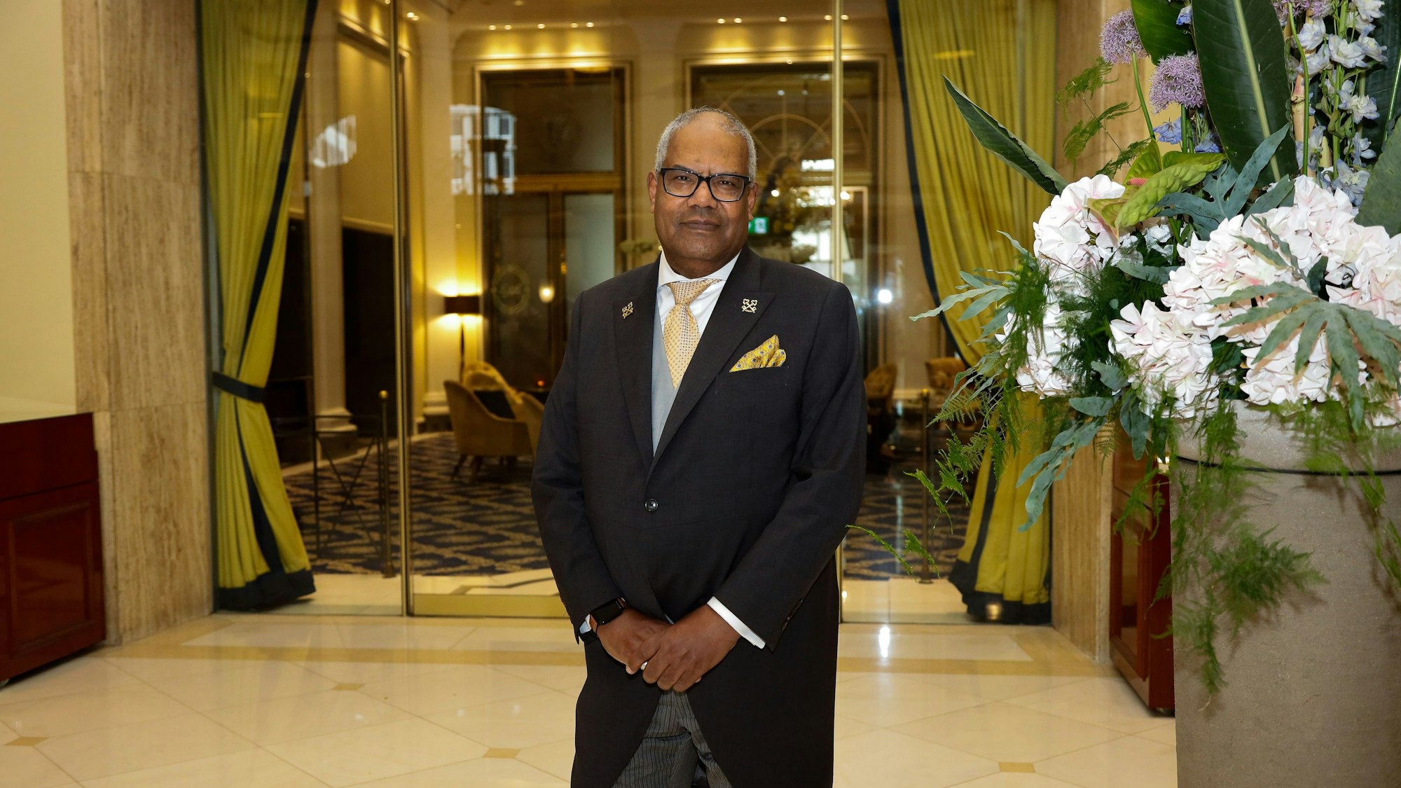 Chef-Concierge Youssef Belal steht in der Empfangshalle des Excelsior Hotel Ernst.