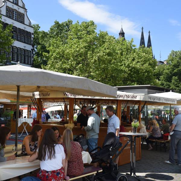 Eröffnung der Kölner Weinwoche 2022 bei Sonnenschein auf dem Heumarkt.