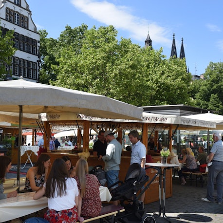 Eröffnung der Kölner Weinwoche 2022 bei Sonnenschein auf dem Heumarkt.