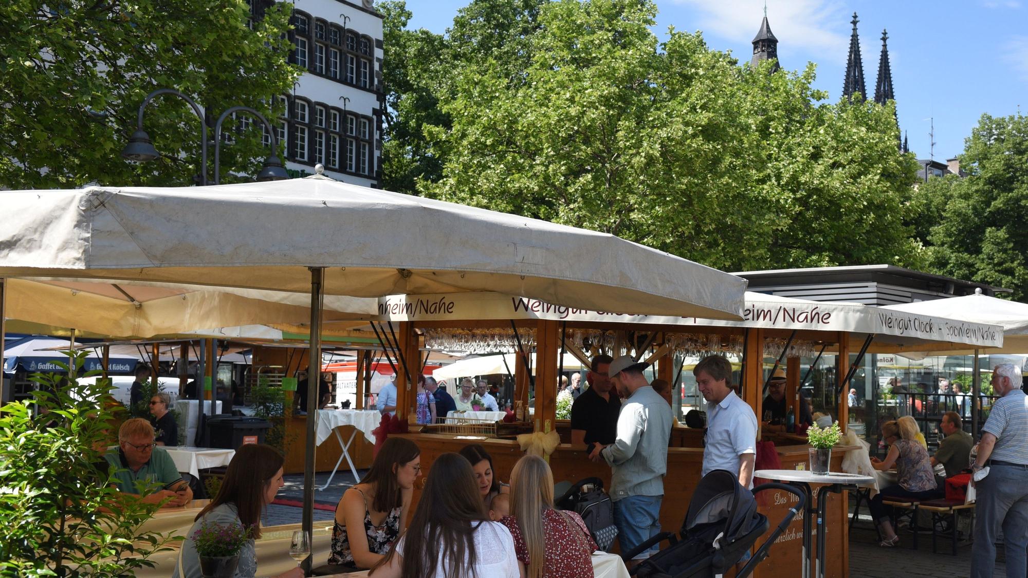 Eröffnung der Kölner Weinwoche 2022 bei Sonnenschein auf dem Heumarkt.