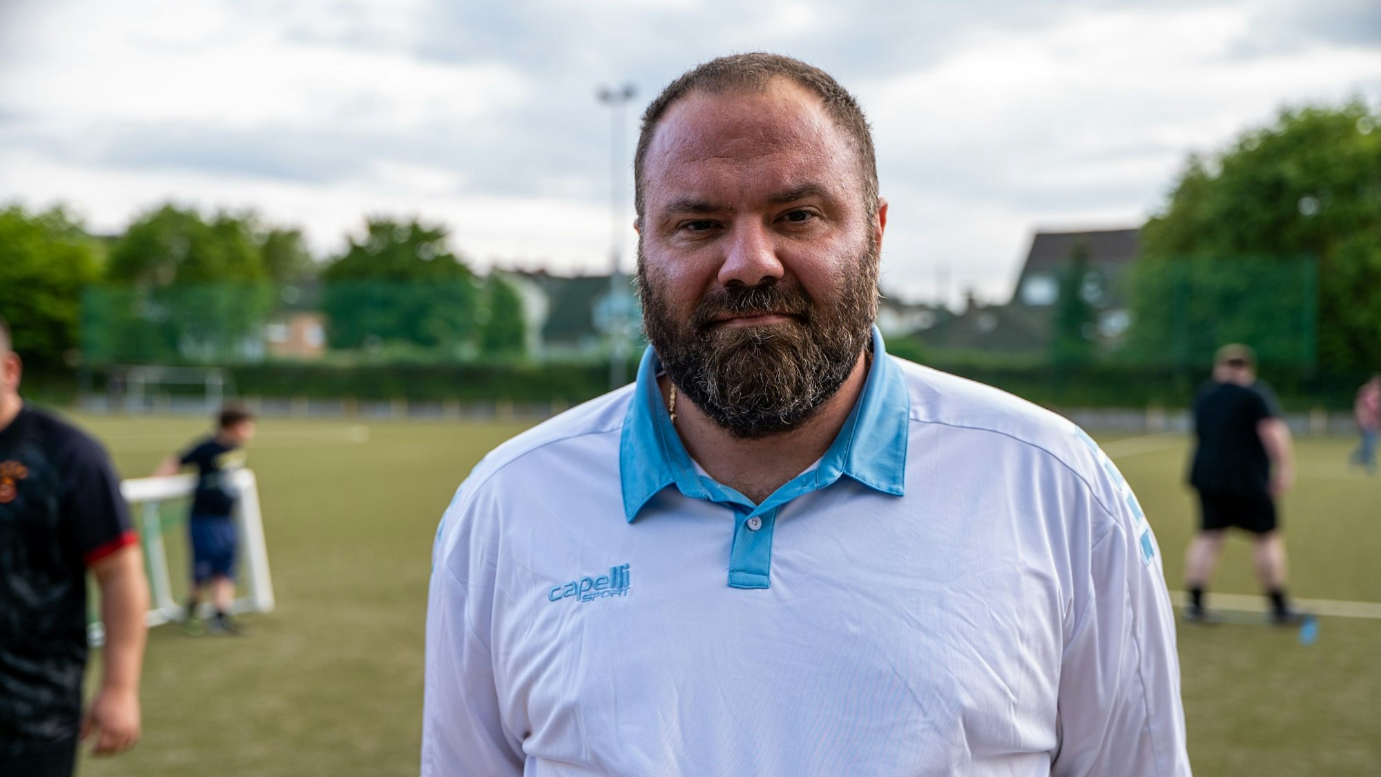 Haydar Karadag, Trainer der Big Boys, steht am Spielfeldrand des SC Buschhausen in Oberhausen.