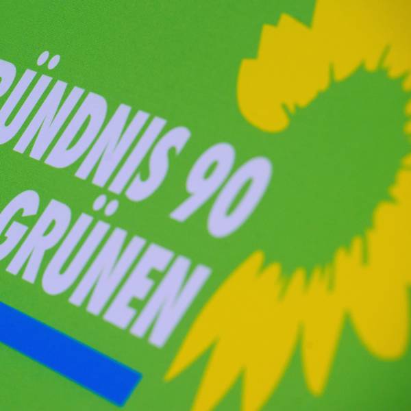 Das Logo von Bündnis 90/Die Grünen steht auf einem Aufsteller der Partei.