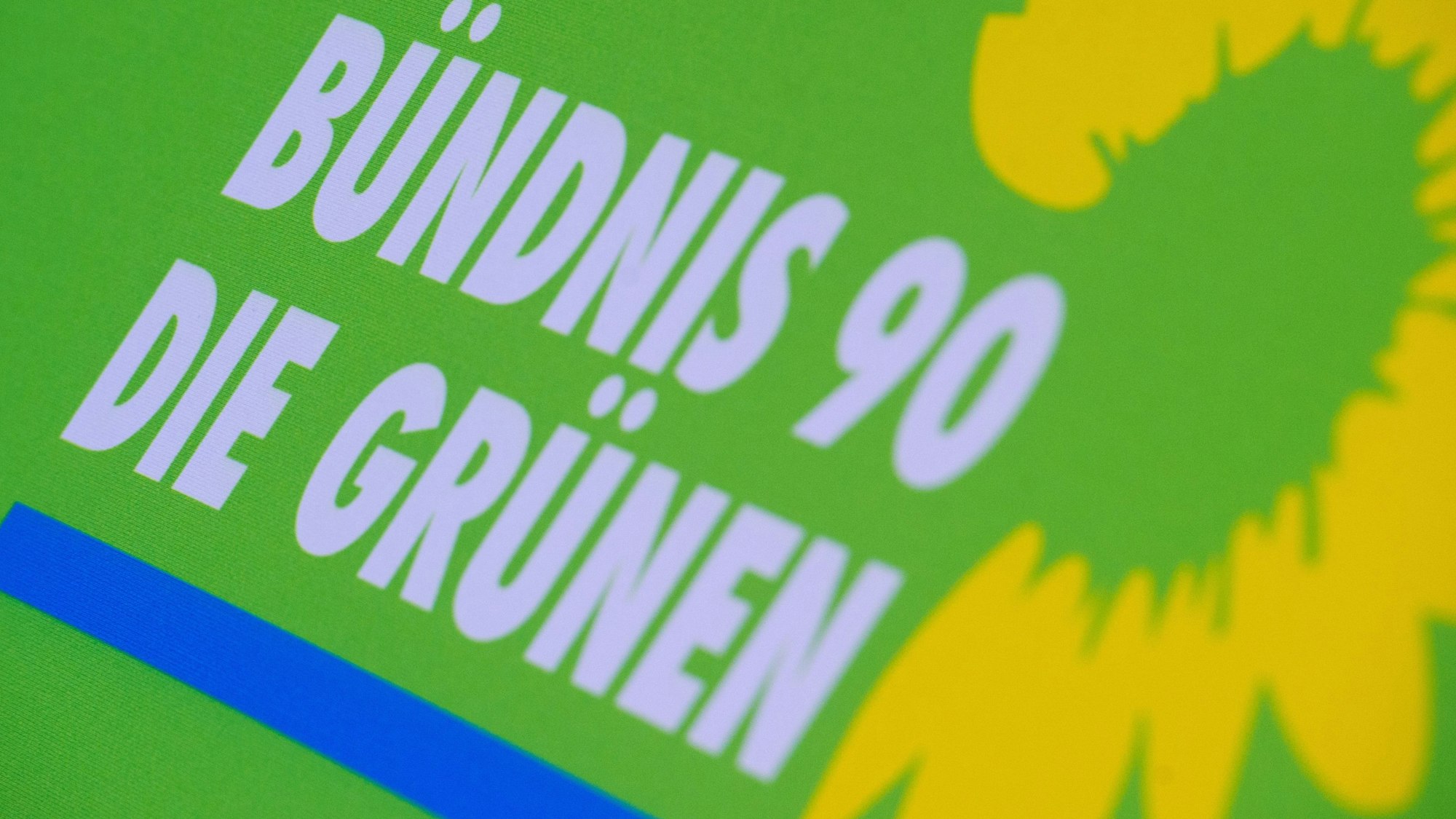 Das Logo von Bündnis 90/Die Grünen steht auf einem Aufsteller der Partei.