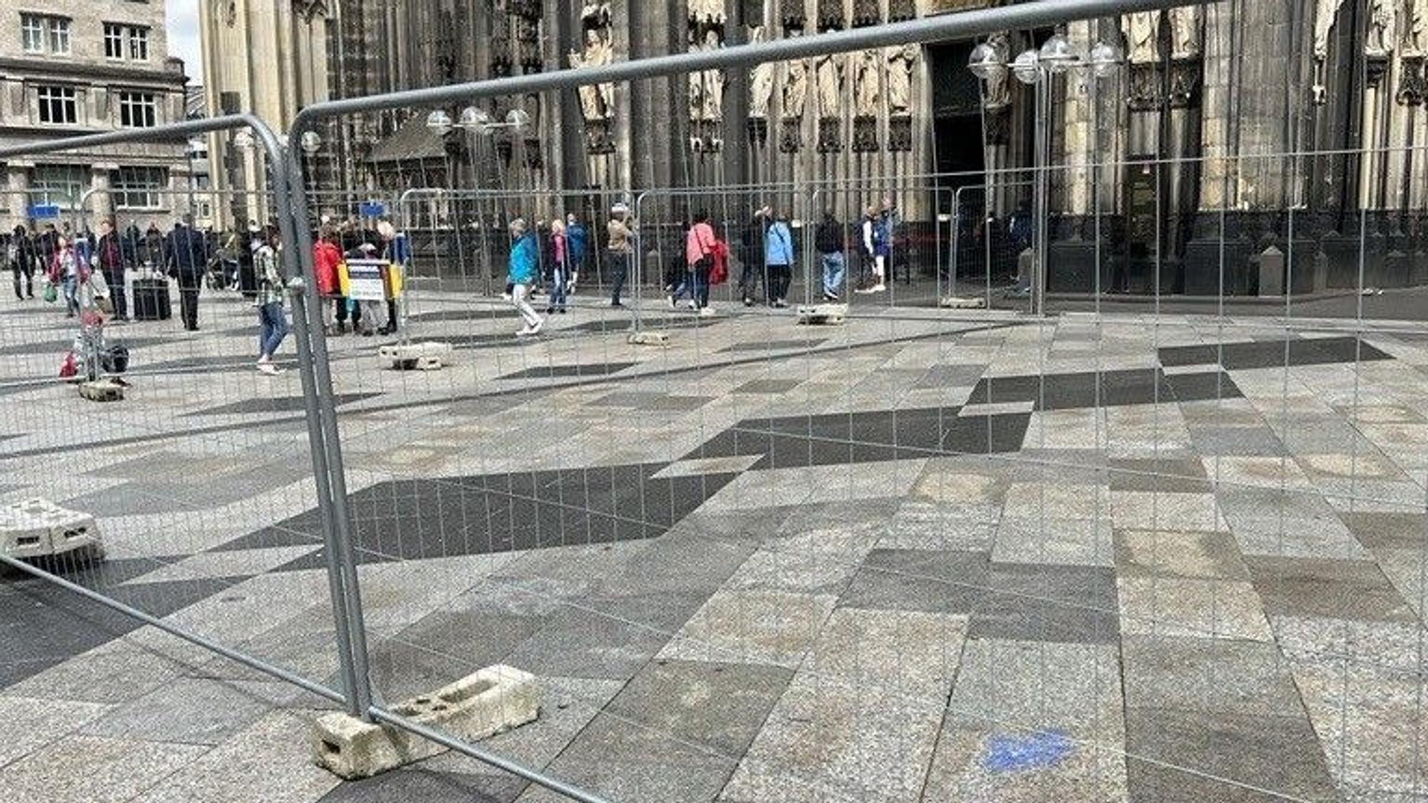 Bauzäune stehen vor dem Dom auf der Domplatte.