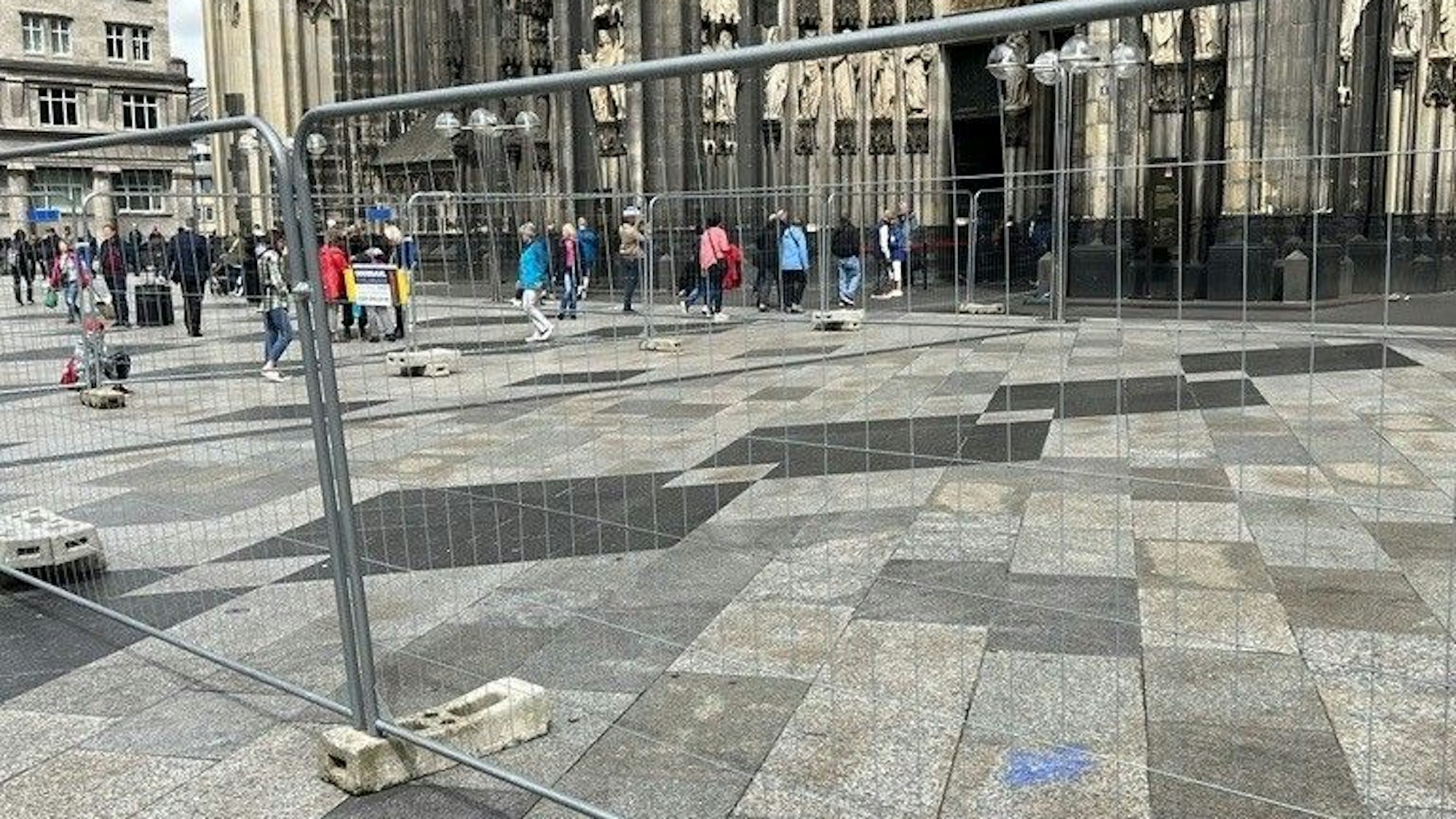 Bauzäune stehen vor dem Dom auf der Domplatte.