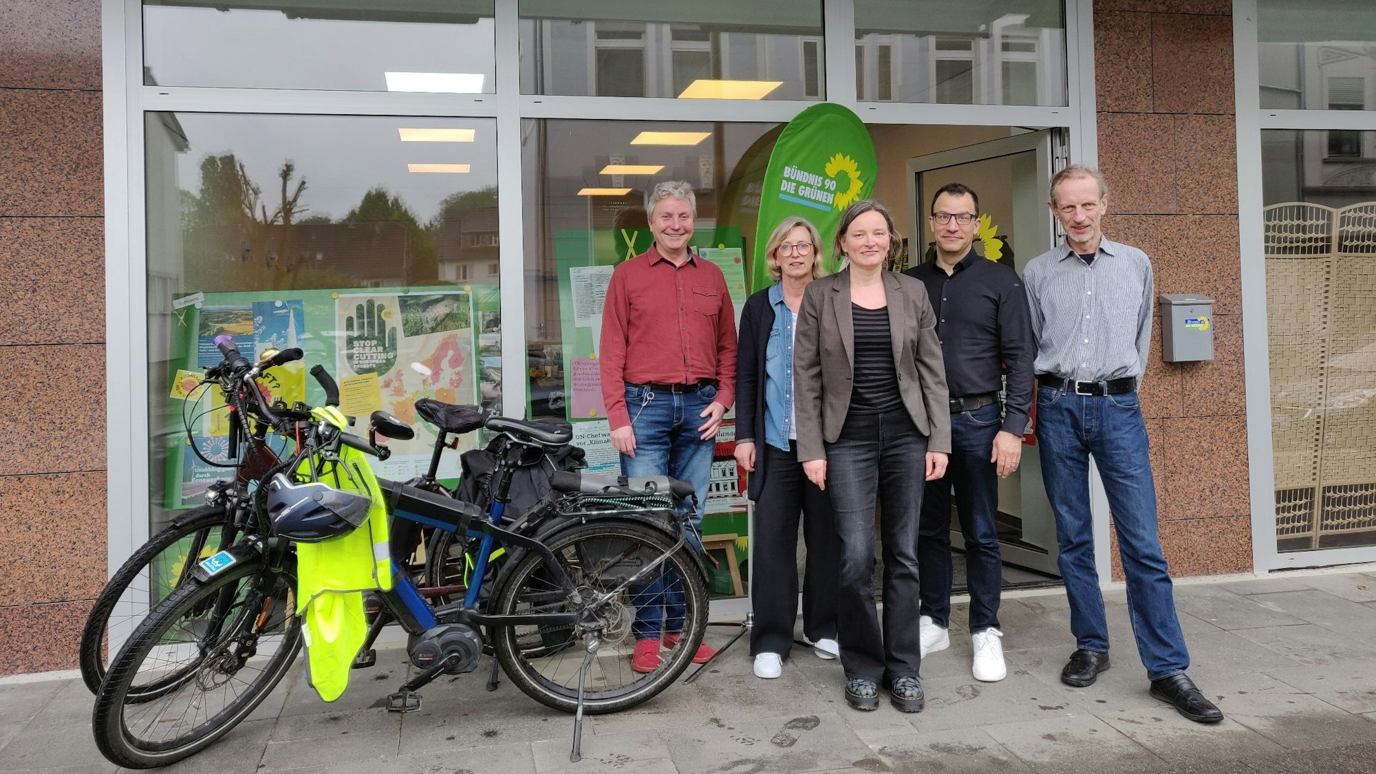 Der neue Vorstand der Grünen Leichlingen vor dem neuen Parteibüro in der Gartenstraße: (von links) Jürgen Langenbucher, Sabine Czech, Sandra Waltke, Boris Lamour und Bernd Brinkmann.