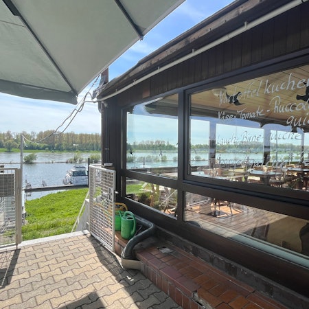 Das Hafencafé in Hitdorf.
