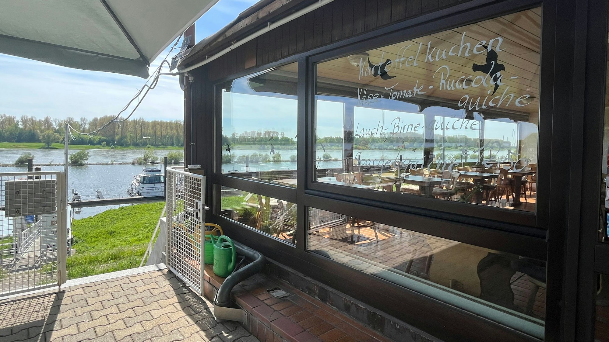 Das Hafencafé in Hitdorf.