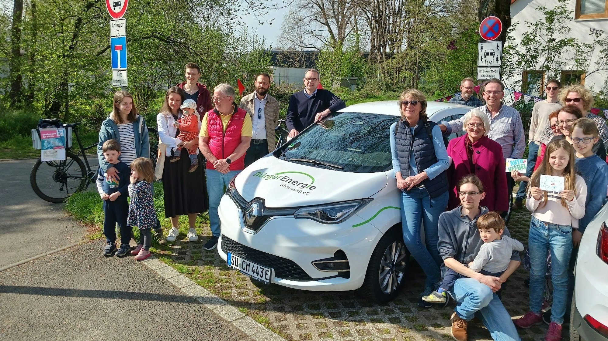 Die Carsharing-Initiative an der Steinbahn hat jetzt einen festen Standort mit Ladesäulen.
