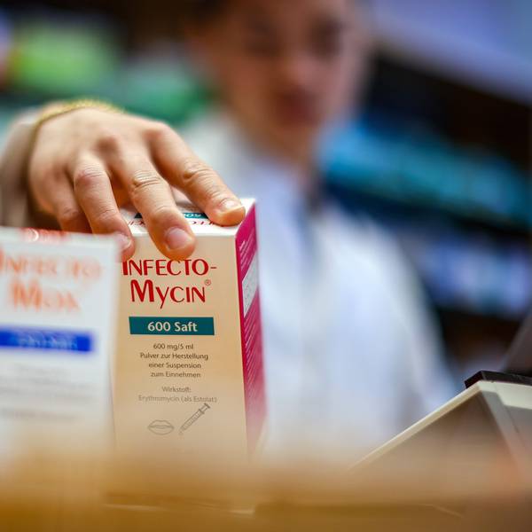 Ein Mitarbeiter einer Apotheke greift nach einer Packung Antibiotikasaft «Infectomycin» für Kinder.