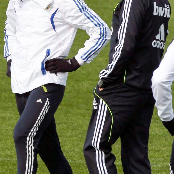 Real Madrids damaliger Trainer Jose Mourinho (r) spricht mit seinem damaligen Spieler Xabi Alonso.