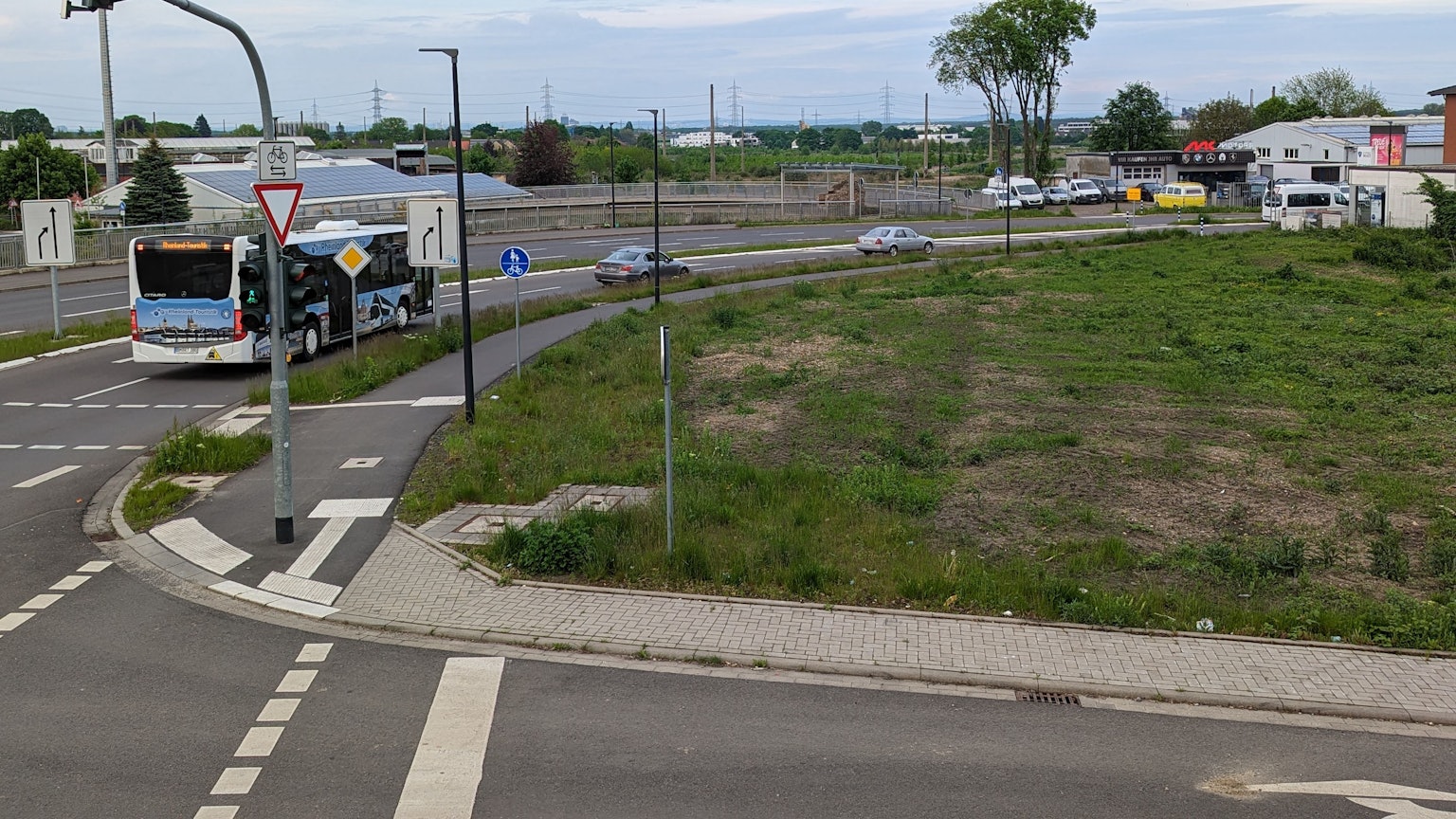 Auf dem Foto ist die Kreuzung Bonnstraße/Eschweiler Straße in Hürth zu sehen.
