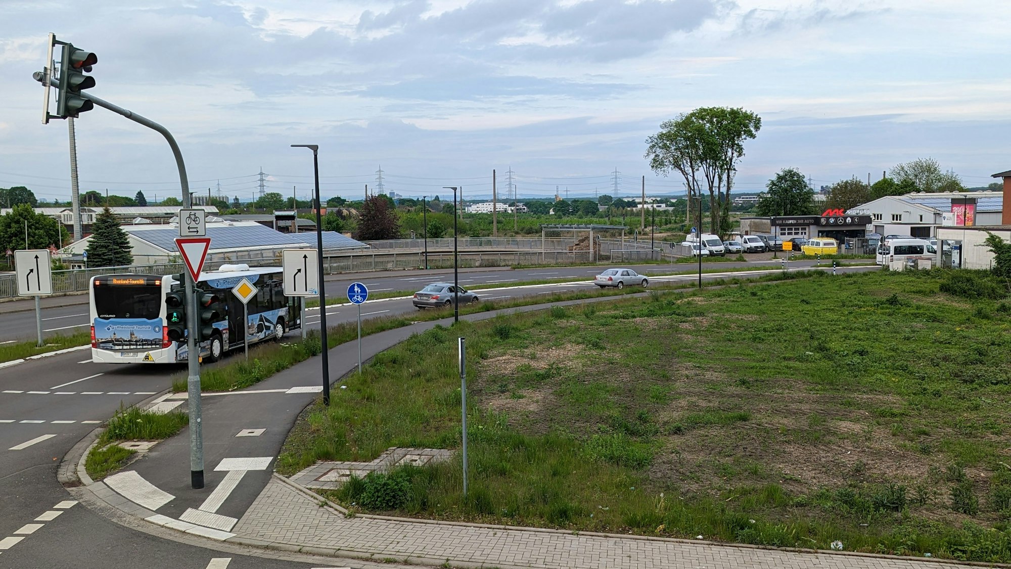 Auf dem Foto ist die Kreuzung Bonnstraße/Eschweiler Straße in Hürth zu sehen.