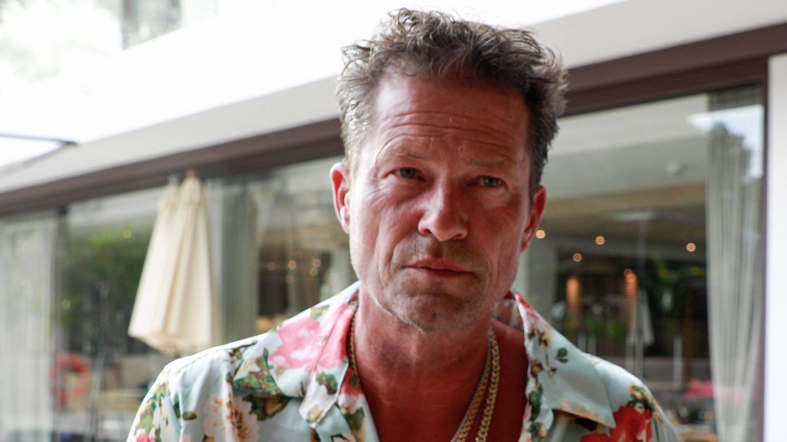 Der Schauspieler Til Schweiger guckt in die Kamera.