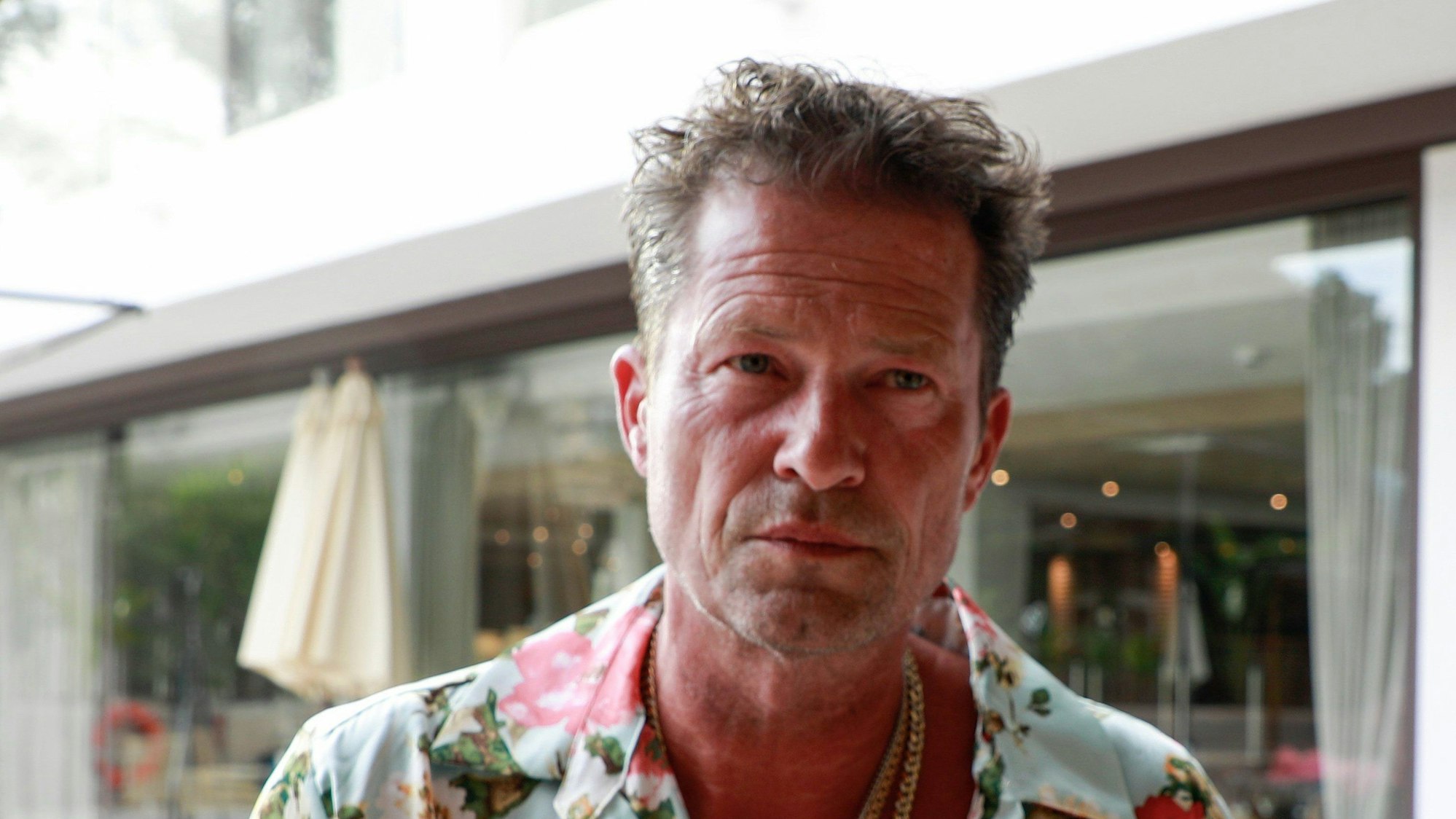 Der Schauspieler Til Schweiger guckt in die Kamera.